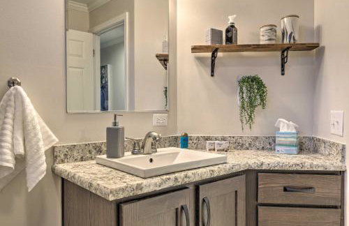 Lakefront Home with Deck, Fishing Dock and Canoe! - Foto 25