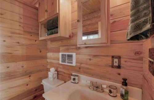 Cozy Log Cabin Loft Hot Tub on 5 wooded acres - Foto 8