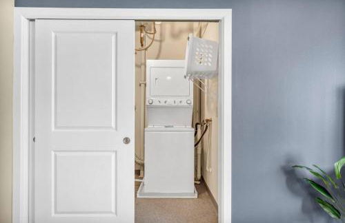 Luxury High-Rise • 18th Floor Condo • Parking 28 - Foto $