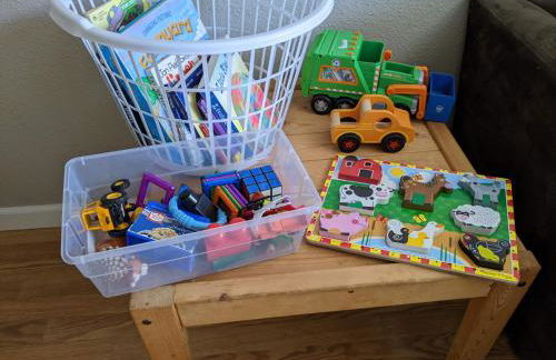 Luxe on Penn Family Friendly, Toddler amenities, baby proof with baby gate, toys, bath toys, cups and plates, Separate Workstation with Desk and Monitor, located in desirable SE Boise next to the Greenbelt and Boise River - Foto 27