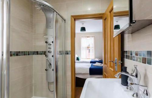 Albert Stays - 5 bed Sleeps 11 - Free Parking - Photo 5