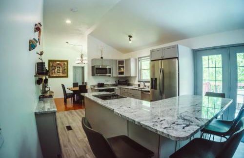 Resting Point - Hot Tub, Firepit, Spacious 4-BR Home - Foto 27