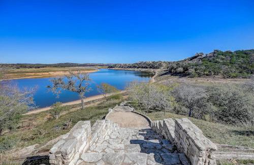 Stunning Lakefront Home with 2 Patios, Chef's Kitchen, & Lake Access - Foto 58