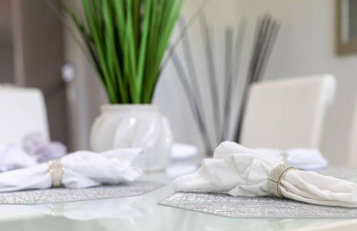 596 Modern 5 bed home overlooking beautiful golf course and conservation with Games room - Foto 56