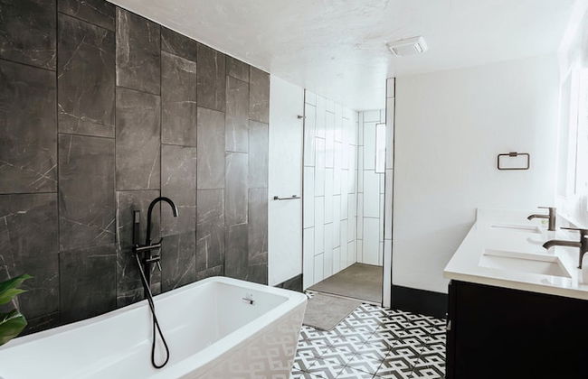 Cozy 6BR Home Near Plaza Dist -sleeps 15 - Photo 49