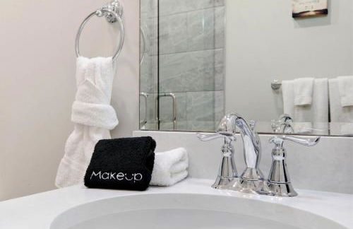 Charming Home in the Highlands W Private Backyard - Foto 31