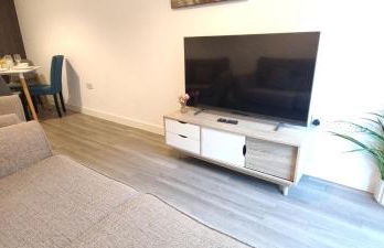 Bee City Cosy Stay - Near Train Stations and Shopping Centre with Paid Private Parking, 500Mbps Internet and Netflix - Foto 9