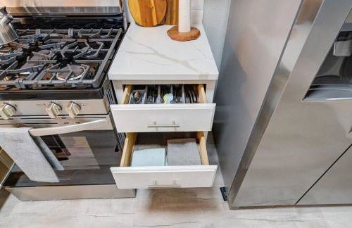 Stylish home Garage Walk to Lake Minutes from Airport - Foto 5