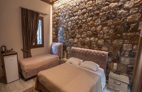 Liontos Rooms - Photo 80