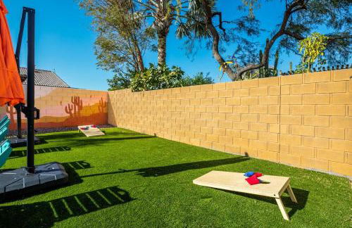 Spacious Yard, Sparkling Pool & Spa, Firepit, 9beds! - Photo 57