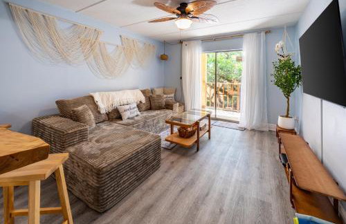 Calm Waterside Condo - Views, Pool & Family Fun - Foto 13