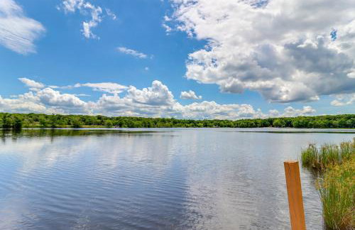 Lakefront Pocono Retreat w/ Hot Tub & Movie Hub - Foto 45