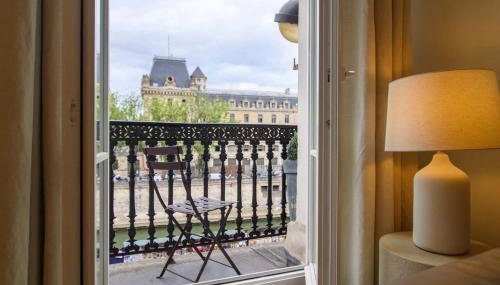 Two Bedroom Luxury Apartment - Balcony with View of Notre Dame - Foto 4