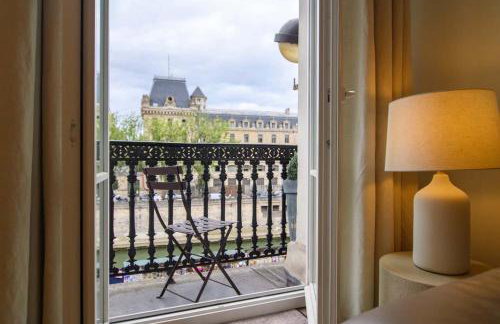 Two Bedroom Luxury Apartment - Balcony with View of Notre Dame - Photo 3