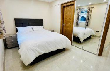 2 Bedroom Flat or Appartment near Heathrow with Garden - Photo 9