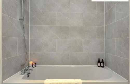 LARGE 4 Bedroom Semi-Detached House Sleeps 7 By Klarok Short Lets & Serviced Accommodation - Foto 39