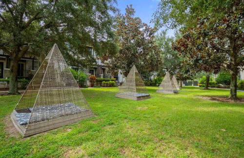 Cozy & Elegant 4BR Enchanted Townhouse - 1 Mile to Disney with Resort Pool, Gym, & Jacuzzi - Photo 72