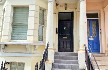 Lovely Ground Floor Home with High Ceiling and a Private Garden with Deck by Earl's Court Station - Photo 34