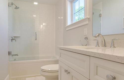 2 Mi to Public Beach! Cape Cod Gem with Fire Pit - Foto 17