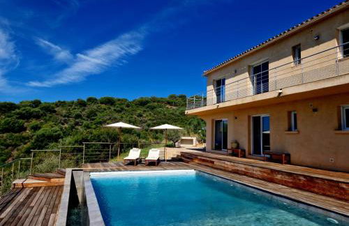 Modern villa 5 double bedrooms, new AC, private pool and stunning view 800 m from beach - Foto 1