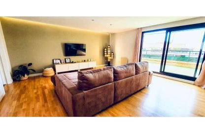 Lovely penthouse condo with pool - Photo 2