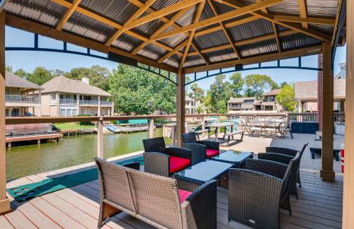 Beautiful Montgomery Home with Lakefront Deck! - Foto 1