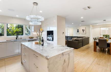 LA Hillside Retreat w Pool Views Fire Pit Outdoor Lounging Casa Bellagio by AvantStay - Foto 11