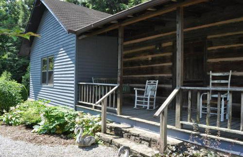 Restored1850s log cabin, with gazebo and gardens! 1 mile to downtown Weaverville - Foto 2