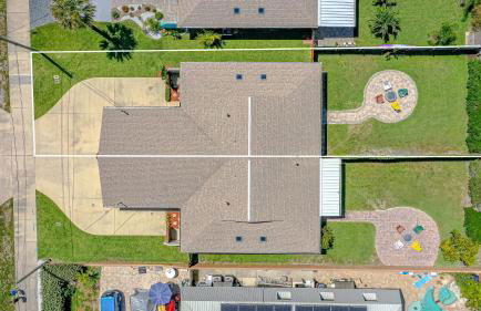 Dog Friendly Home wPrivate Fenced Yard, Garage & Fire Pit STEPS to the Beach! - Foto 28