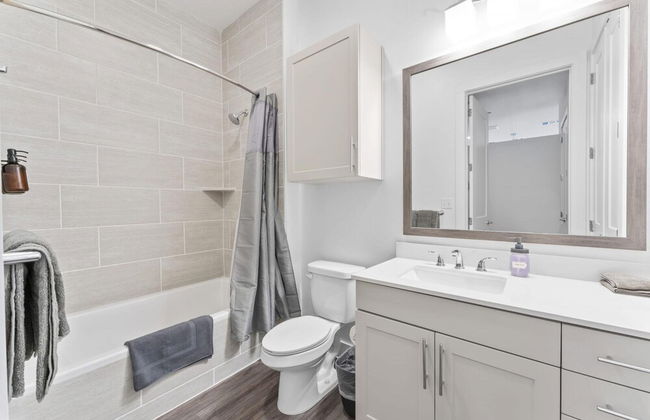 Serene West Downtown Studio w Washer Dryer - Foto 9