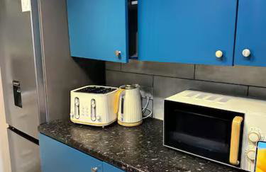 Luxurious Three-Bedroom Family Home with Free Parking - Foto 2