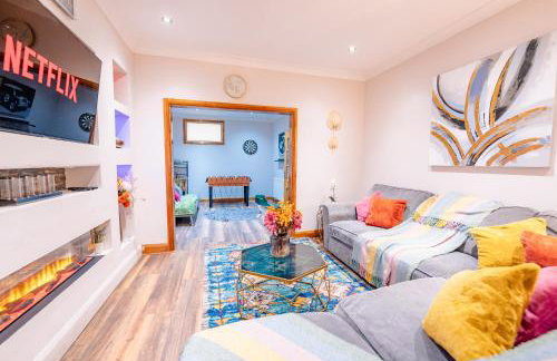 4BR 2Bath Home -Hot Tub, Free Parking & Games Room - Foto 17