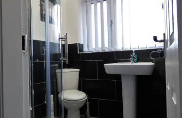 StayNEC Moat House Birmingham - For Company, Contractor and Leisure Stays - NEC, HS2, JLR, Airport - Foto 3