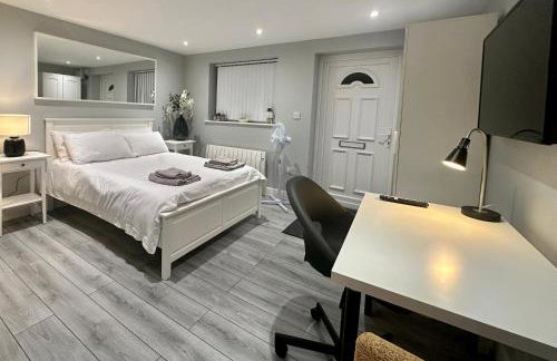 Modern Luxury Private Detached 1 Double Bedroom Studio Apartment - Super Fast Wifi - Foto 15