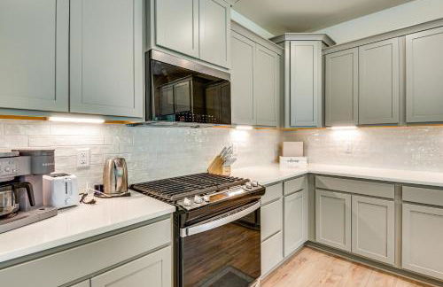 5 Mi to Memorial Stadium and Beach Modern Townhome - Foto 9