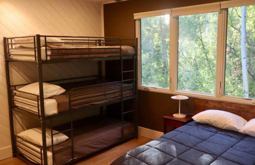 25-Bed, Amenity-Rich Estate in a Private Forest - Foto 22