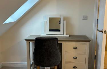 Comfortable 4BR stay in Bourne, Free Parking, Sleeps 7, Families & Contractors Welcome - Foto 6