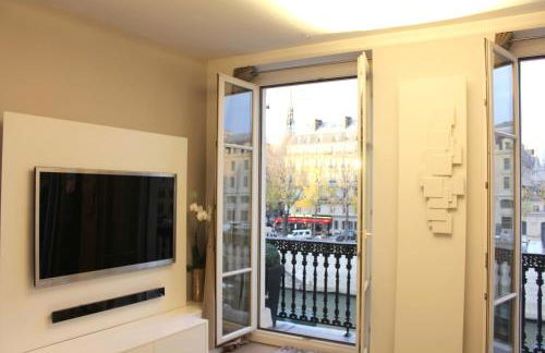 Two Bedroom Luxury Apartment - Balcony with View of Notre Dame - Foto 11