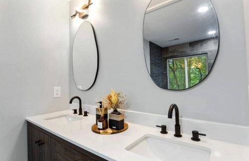 Stylish Lakehouse with Black-and-White Modern Design near Lake Hartwell, Clemson SC - Foto 23