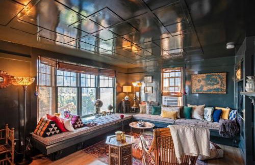 The Explorer's Retreat-West End Condo King Bed - Foto 1