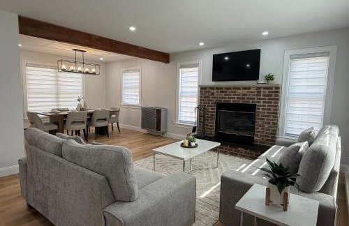 AMAZING Home with PRIVATE POOL, GAME ROOM & FIRE PIT! - Foto 8
