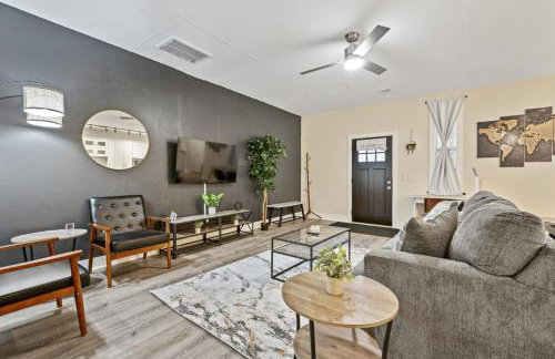 Upscale 2BR suite With Free Parking and Walkable Area - Foto 10