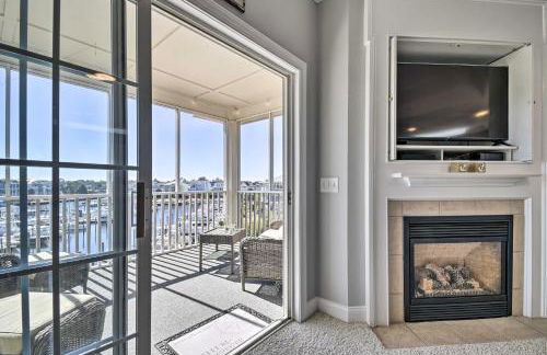 Spacious Southport Condo with Balcony! - Foto 6