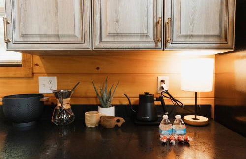 "The Lantern" Woodsy Cabin Experience w/ HotTub - Foto 6