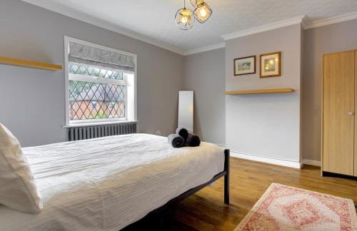 Spacious Heald Green Home with Free Parking - Pass the Keys - Photo 14