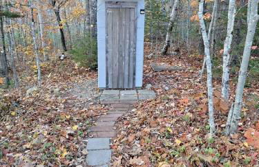 Unplug nd Reconnect in Peceful Off-Grid Cbin for Relxtion nd Nture Immersion in Beddington, Mine - Foto 6