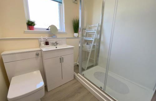 Treetops - Bright 2 Bed Flat - Super Location - Photo 9