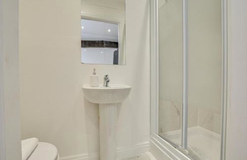 Canal View 2BR Home for Families & Friends - Foto 8