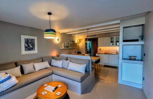 Elements - Air & Water Apartment by Hostandros - Foto 31