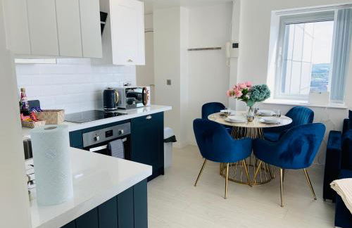 Award Winner of 2026 &2025 traveller & Best guest rated apartment, two bedroom, #1 Leeds city centres most central location, Great 180 degree views,balcony , PARKING onsite, Netflix & WiFi - Foto 23